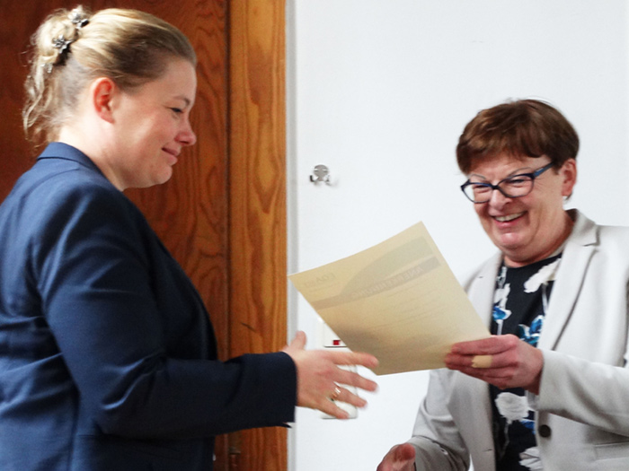 Prof. Dr. Petersen überreicht die "Anerkennung als EQAsce-Dozentin" an Frau Dr. PD Julia Steinhoff-Wagner.
