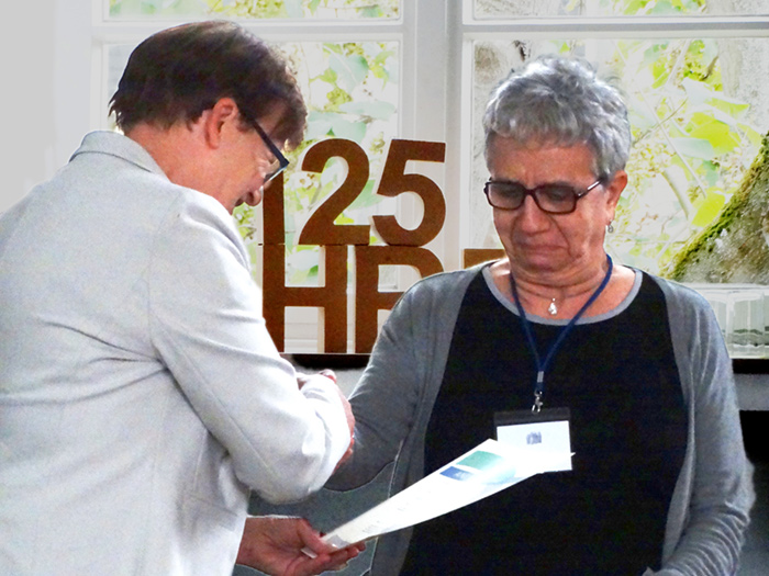 Prof. Dr. Brigitte Petersen überreicht Prof. Dr. Ema Maldonado die Anerkennung als EQAsce-Dozentin.