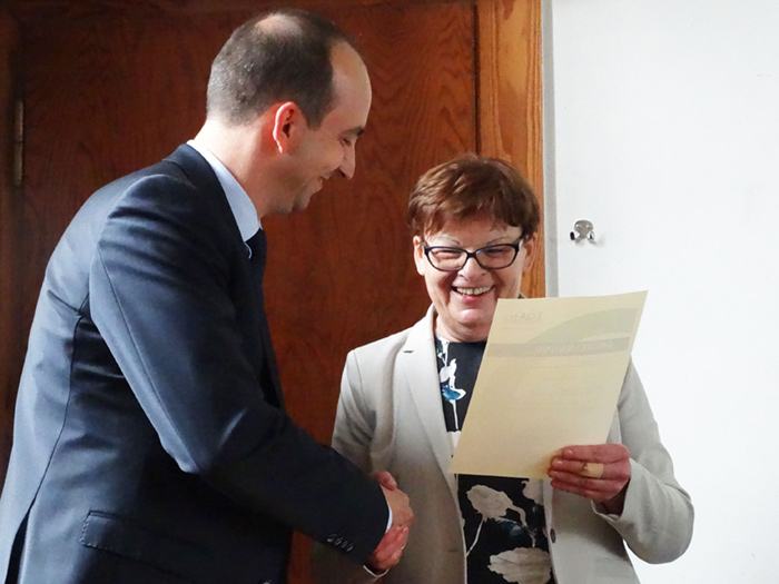 Prof. Dr. Brigitte Petersen überreicht Herrn Dr. Thorsten Klauke die Urkunde als EQAsce-anerkannter Betreuer für außeruniversitäre Praktika. Herr Dr. Klauke kommt von der Landwirtschaftskammer des Landes NRW.